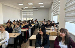 Ləfzi sənətlərdə xas ərəb hərflərinin türkcənin səs quruluşu ilə uzlaşdırılması problemi yönündə həlledici bölgü (Tövzi sənəti nümunəsi)