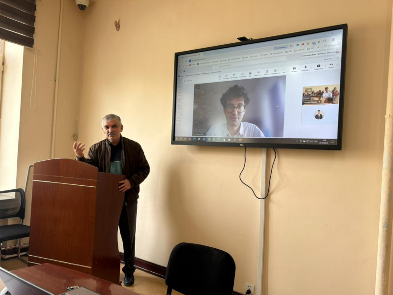 Gənc tədqiqatçı elmi seminarda çıxış edib