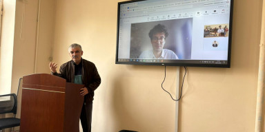 Gənc tədqiqatçı elmi seminarda çıxış edib