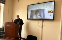 Gənc tədqiqatçı elmi seminarda çıxış edib
