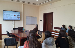 Gənc tədqiqatçı elmi seminarda çıxış edib