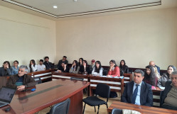 Gənc tədqiqatçı elmi seminarda çıxış edib