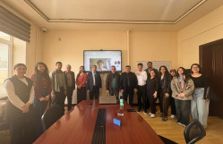 Gənc tədqiqatçı elmi seminarda çıxış edib