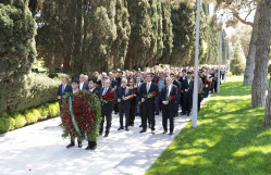 BDU kollektivi Fəxri xiyabanda Ümummilli Lider Heydər Əliyevin məzarını ziyarət edib
