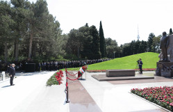 BDU kollektivi Fəxri xiyabanda Ümummilli Lider Heydər Əliyevin məzarını ziyarət edib