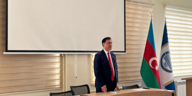 Tarix fakültəsində “Azərbaycan Respublikasının enerji təhlükəsizliyi siyasəti: ənənəvi enerjidən “yaşıl enerjiyə keçid”  mövzusunda elmi seminar keçirildi