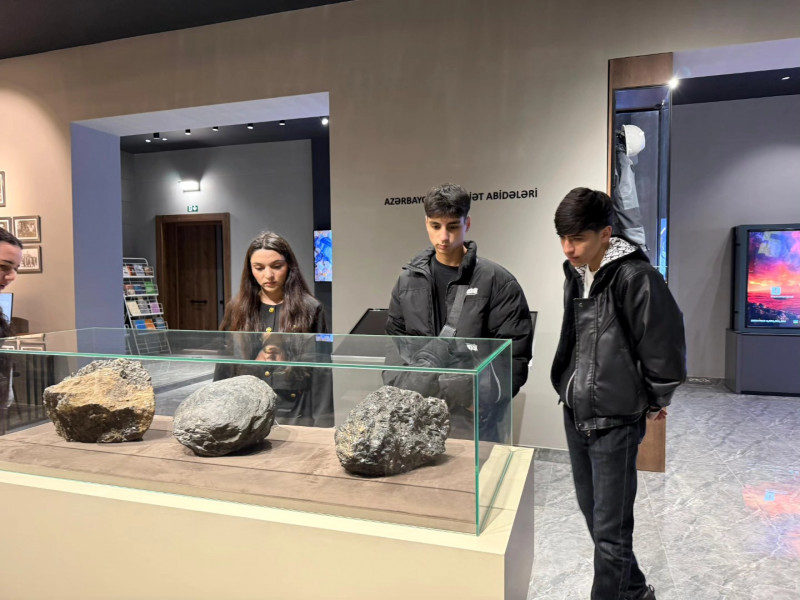 Bakı Dövlət Universitetinin (BDU) Coğrafiya fakültəsi Tələbə Gənclər Təşkilatının (TGT) təşkilatçılığı ilə universitet ərazisində fəaliyyət göstərən Faydalı Qazıntılar Muzeyinə maarifləndirici ekskursiya keçirilib