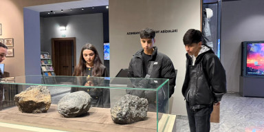 Bakı Dövlət Universitetinin (BDU) Coğrafiya fakültəsi Tələbə Gənclər Təşkilatının (TGT) təşkilatçılığı ilə universitet ərazisində fəaliyyət göstərən Faydalı Qazıntılar Muzeyinə maarifləndirici ekskursiya keçirilib