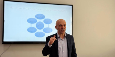Bakı Dövlət Universitetində (BDU) “BDU könüllüləri” təşkilatının təşəbbüsü ilə “Urban Talks” layihəsi çərçivəsində “Davamlı şəhər turizmi modelləri və Azərbaycanın kiçik tarixi şəhərlərinə inteqrasiyası” mövzusunda görüş keçirilib