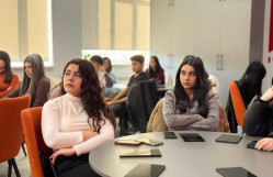 Bakı Dövlət Universitetində (BDU) “BDU könüllüləri” təşkilatının təşəbbüsü ilə “Urban Talks” layihəsi çərçivəsində “Davamlı şəhər turizmi modelləri və Azərbaycanın kiçik tarixi şəhərlərinə inteqrasiyası” mövzusunda görüş keçirilib