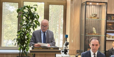 Bakı Dövlət Universitetinin (BDU) “BDU könüllüləri” təşkilatının təşəbbüsü ilə Ekologiya və torpaqşünaslıq, Geologiya və Coğrafiya fakültələrinin birgə təşkilatçılığı ilə “22 Aprel - Beynəlxalq Yer Günü”nə həsr olunmuş maarifləndirici tədbir keçirilib.