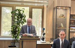 Bakı Dövlət Universitetinin (BDU) “BDU könüllüləri” təşkilatının təşəbbüsü ilə Ekologiya və torpaqşünaslıq, Geologiya və Coğrafiya fakültələrinin birgə təşkilatçılığı ilə “22 Aprel - Beynəlxalq Yer Günü”nə həsr olunmuş maarifləndirici tədbir keçirilib.