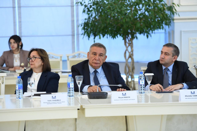 DEKAN İCTİMAİ MÜZAKİRƏDƏ İŞTİRAK EDİB