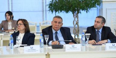 DEKAN İCTİMAİ MÜZAKİRƏDƏ İŞTİRAK EDİB