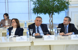 DEKAN İCTİMAİ MÜZAKİRƏDƏ İŞTİRAK EDİB