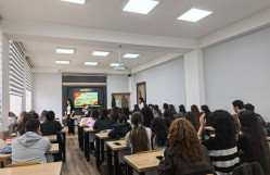 “Filologiya Çin dili və ədəbiyyatı” ixtisası üzrə təhsil alan I kurs tələbələri ilə hal hazırda bu proqram üzrə Çində təhsil alan tələbələrinin informativ görüşü keçirilib