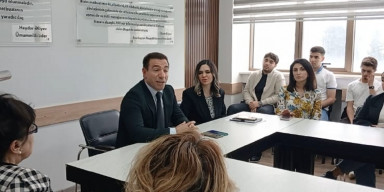 Ümumdünya Layiqli Əmək Gününə həsr olunmuş dəyirmi masa