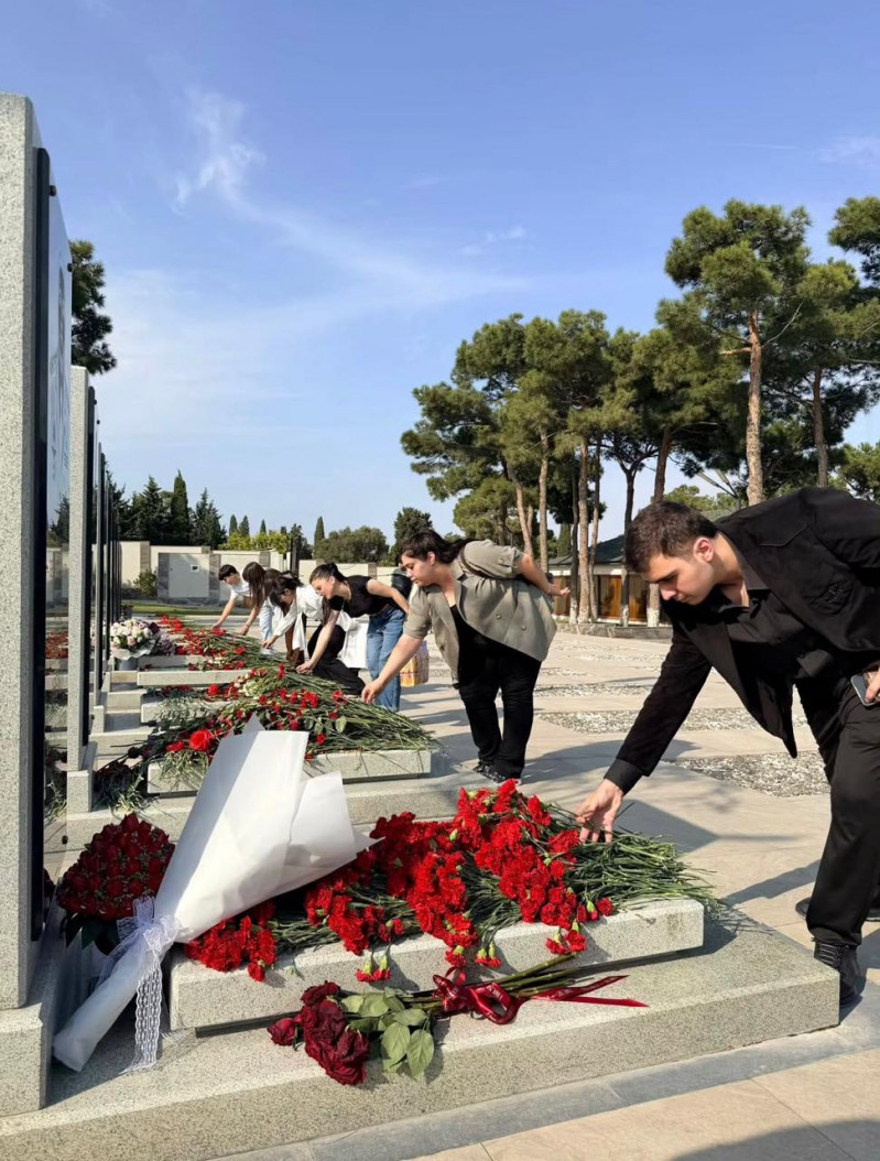 27 Sentyabr – Anım Günü ilə əlaqədar Bakı Dövlət Universitetinin (BDU) Geologiya fakültəsi Tələbə Gənclər Təşkilatının (TGT) təşəbbüsü ilə bir qrup tələbənin II Fəxri xiyabana ziyarət təşkil olunub.