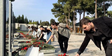 27 Sentyabr – Anım Günü ilə əlaqədar Bakı Dövlət Universitetinin (BDU) Geologiya fakültəsi Tələbə Gənclər Təşkilatının (TGT) təşəbbüsü ilə bir qrup tələbənin II Fəxri xiyabana ziyarət təşkil olunub.