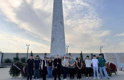 27 Sentyabr – Anım Günü ilə əlaqədar Bakı Dövlət Universitetinin (BDU) Geologiya fakültəsi Tələbə Gənclər Təşkilatının (TGT) təşəbbüsü ilə bir qrup tələbənin II Fəxri xiyabana ziyarət təşkil olunub.