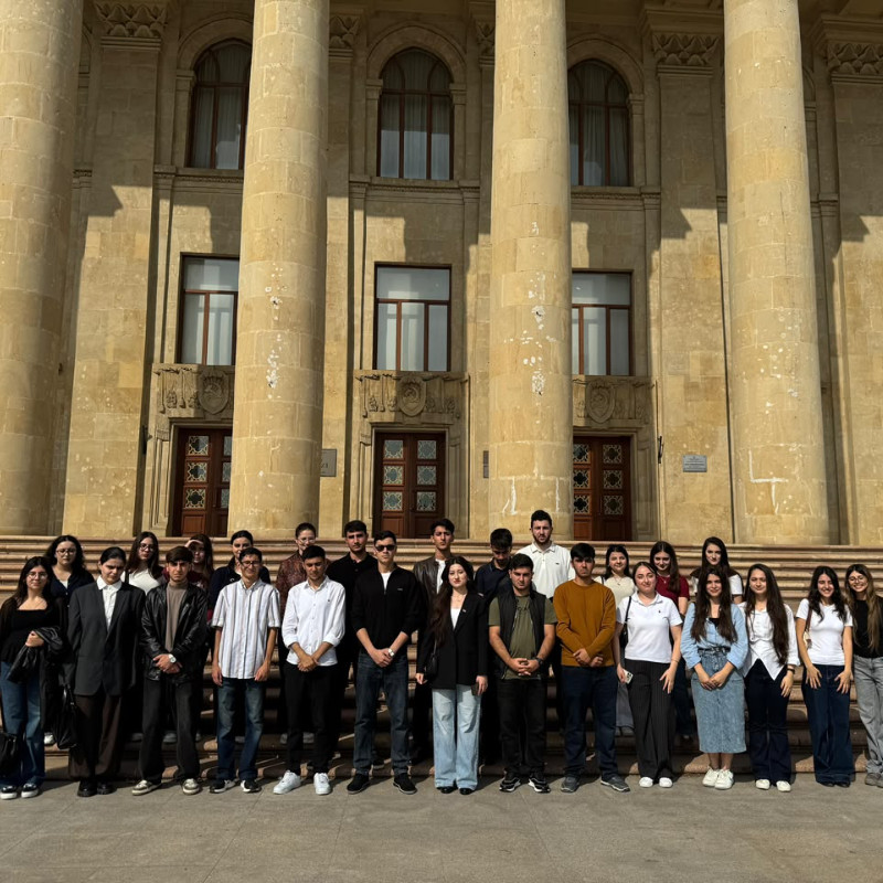 Azərbaycanın Müstəqilliyinin Bərpası Günü münasibətilə “Ekskursiya” klubunun birgə təşkilatçılığı ilə İstiqlal Muzeyinə ekskursiya keçirilib
