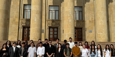 Azərbaycanın Müstəqilliyinin Bərpası Günü münasibətilə “Ekskursiya” klubunun birgə təşkilatçılığı ilə İstiqlal Muzeyinə ekskursiya keçirilib