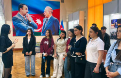 Azərbaycanın Müstəqilliyinin Bərpası Günü münasibətilə “Ekskursiya” klubunun birgə təşkilatçılığı ilə İstiqlal Muzeyinə ekskursiya keçirilib