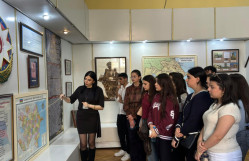 Azərbaycanın Müstəqilliyinin Bərpası Günü münasibətilə “Ekskursiya” klubunun birgə təşkilatçılığı ilə İstiqlal Muzeyinə ekskursiya keçirilib