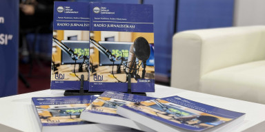 XII Bakı Beynəlxalq Kitab Sərgisində BDU-nun “Radio jurnalistikası” dərsliyi  təqdim olunub