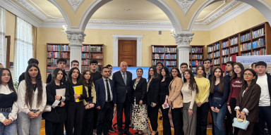 TƏLƏBƏLƏRiMiZ XALQ YAZIÇISI iLƏ GÖRÜŞDƏ