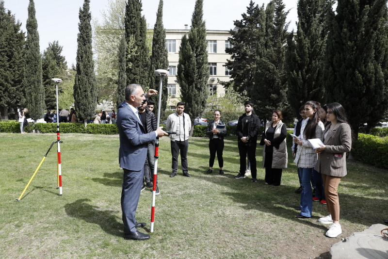 BDU-nun magistrantları Fasiləsiz Fəaliyyət Göstərən İstinad Stansiyalarının iş prinsipləri ilə tanış olublar