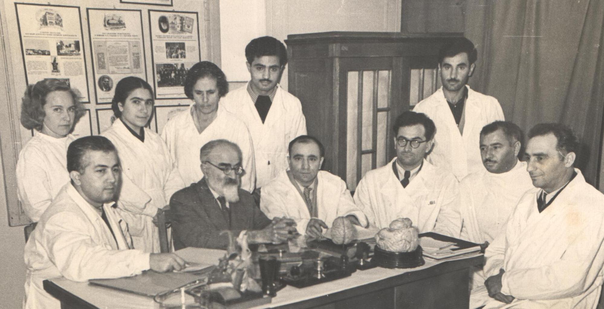 Akad. A.İ.Qarayev İnsan və heyvan fiziologiyası kafedrasının əməkdaşları ilə birlikdə fikir mübadiləsi edərkən (1968)
