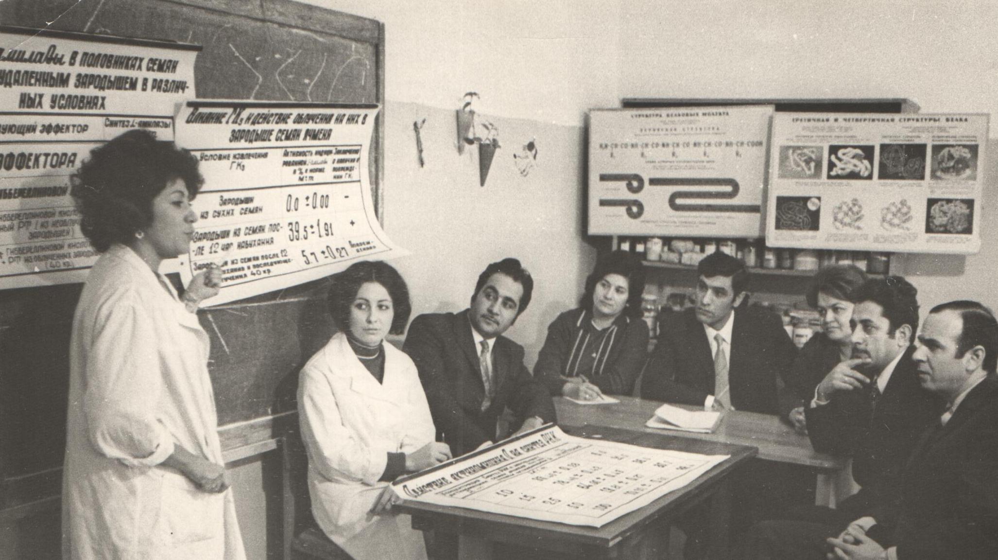 Biokimya və biofizika kafedrasının əməkdaşları elmi seminarda (1974)